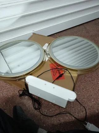 Specchio da trucco dorato e trasparente