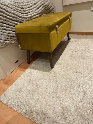 Banco terciopelo amarillo con almacenaje