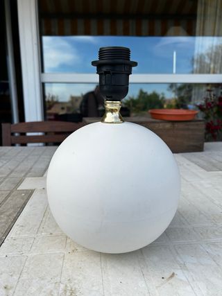 Lámpara de mesa esférica blanca y dorada