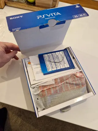 Sony PS Vita 3G/Wi-Fi Negra con caja y 3 juegos