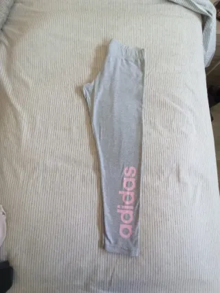 Mallas Adidas grises con logo rosa
