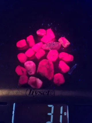 Rubini grezzi minerali fluorescenti