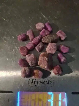 Rubini grezzi minerali fluorescenti