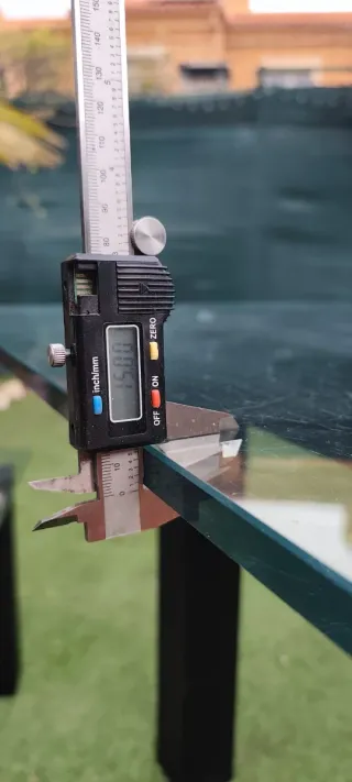 Mesas de forja y cristal como nuevas