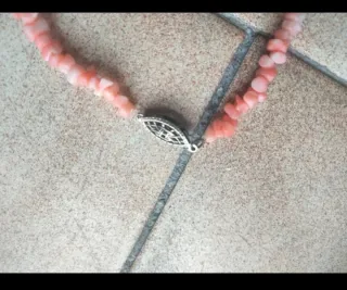Gargantilla de coral rosado.