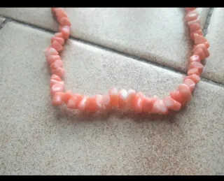 Gargantilla de coral rosado.