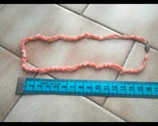 Gargantilla de coral rosado.