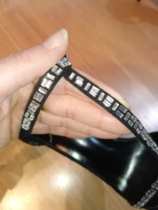 Sandalias de tacón negras con pedrería
