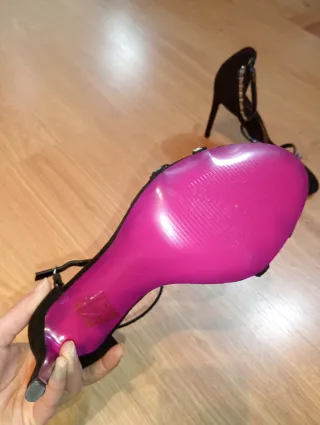 Sandalias de tacón negras con pedrería