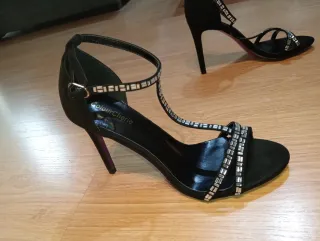 Sandalias de tacón negras con pedrería
