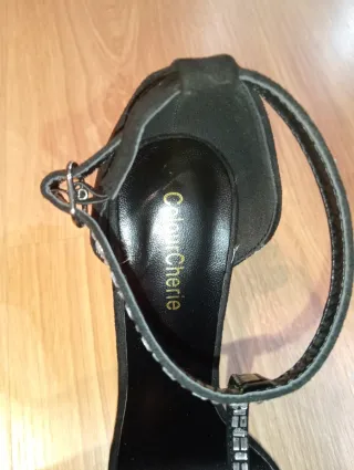 Sandalias de tacón negras con pedrería