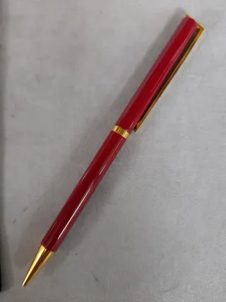 Bolígrafo rojo y dorado muy elegante con funda
