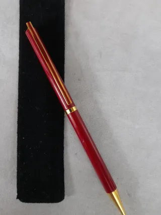 Bolígrafo rojo y dorado muy elegante con funda