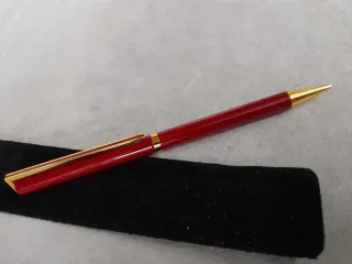 Bolígrafo rojo y dorado muy elegante con funda