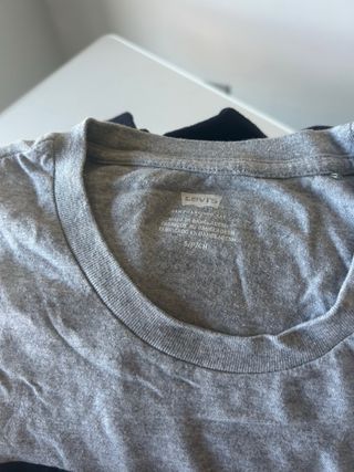 Camiseta Levi's gris con logo