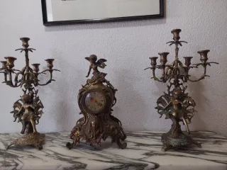 Reloj y candelabro de bronce