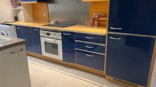 Muebles de cocina azul y madera