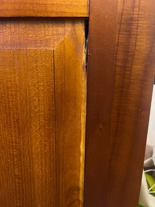 Vitrina de madera con 4 puertas