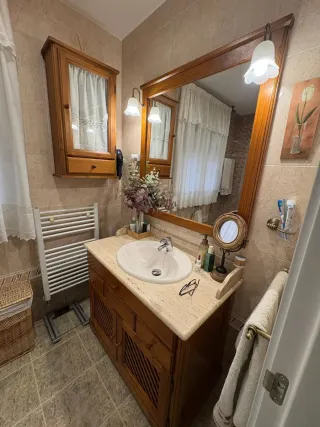 Mueble baño madera y piedra