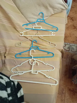 Lote de perchas de madera y plástico
