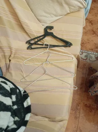 Lote de perchas de madera y plástico