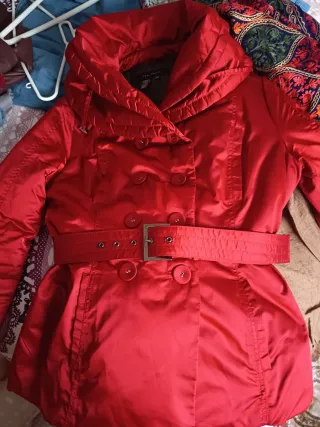 Chaqueta de plumas roja