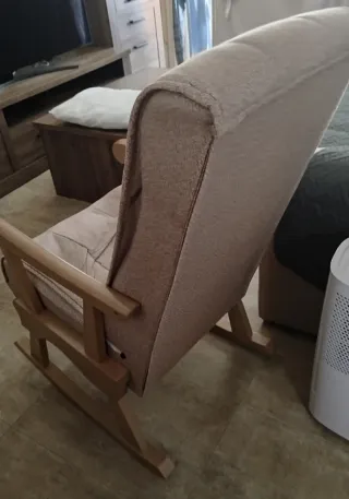 Mecedora de madera y tela beige