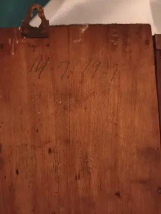 Reloj de pared antiguo de madera.Rota aguja y pénd