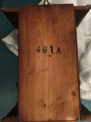 Reloj de pared antiguo de madera.Rota aguja y pénd