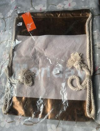 Mochila metalizada dorada