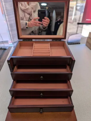 Joyero de madera con asa y cierre