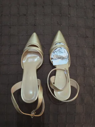 Zapatos tacón dorados punta fina talla 38
