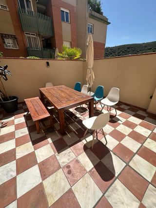 Mesa de madera con 6 sillas y sombrilla