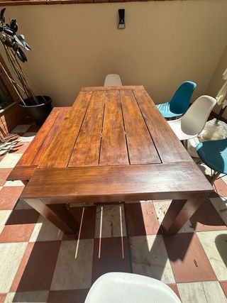 Mesa de madera con 6 sillas y sombrilla