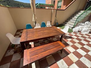 Mesa de madera con 6 sillas y sombrilla