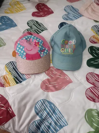 Lote 2 Gorras Niña Peppa Pig y Good Vibes