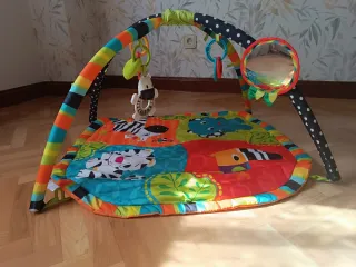 Manta de juegos bebé con arcos y juguetes