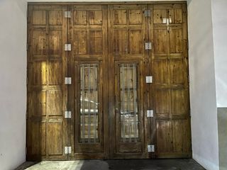 Puerta de madera rústica.