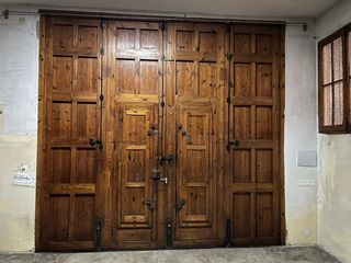 Puerta de madera rústica.