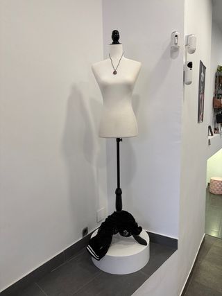 Maniquí de costura blanco