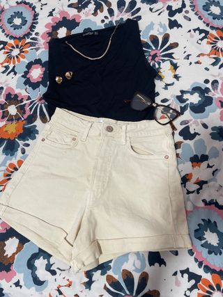 Pantalón corto beige Stradivarius Talla 40