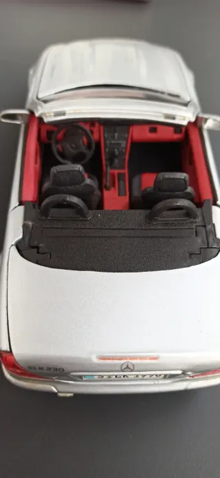 Maisto Mercedes SLK 230 1:18 Plata