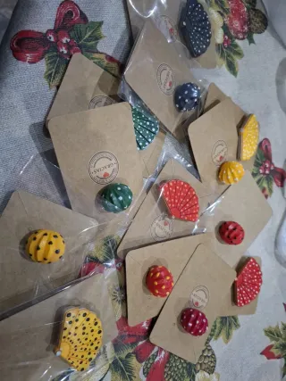 Pines y broches para la feria