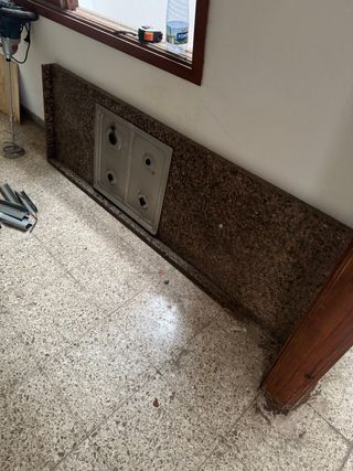 Encimera de granito con hueco para placa