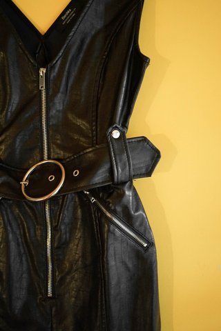 Vestido de cabedal com cinto