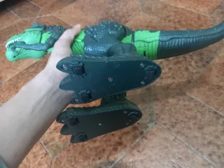 T-Rex de juguete con mando