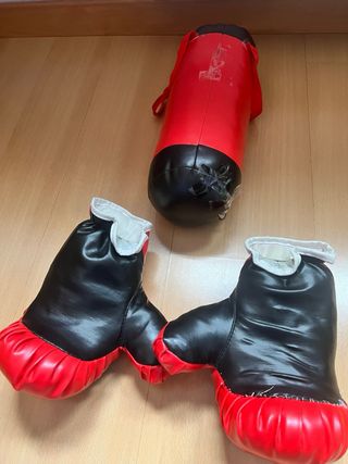 Saco y guantes de boxeo infantil