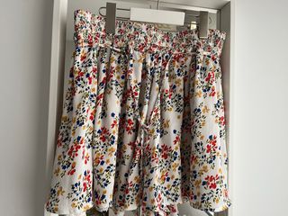 Bermudas florales frescas con caída