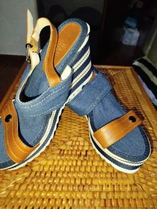 SANDALIAS DE CUÑA VAQUERAS
