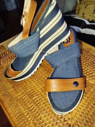 SANDALIAS DE CUÑA VAQUERAS
